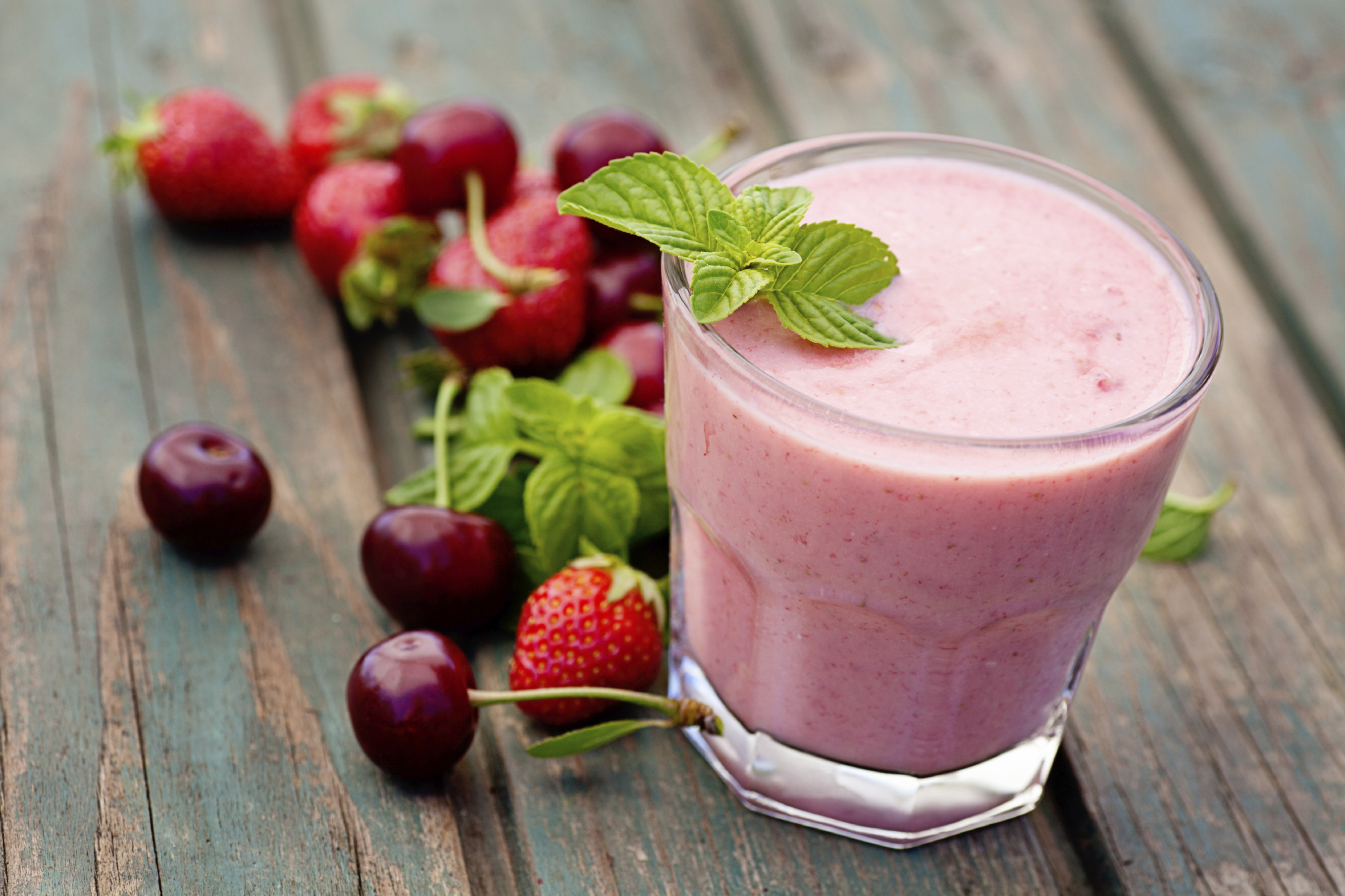 frozen fruit smoothie with apple juice