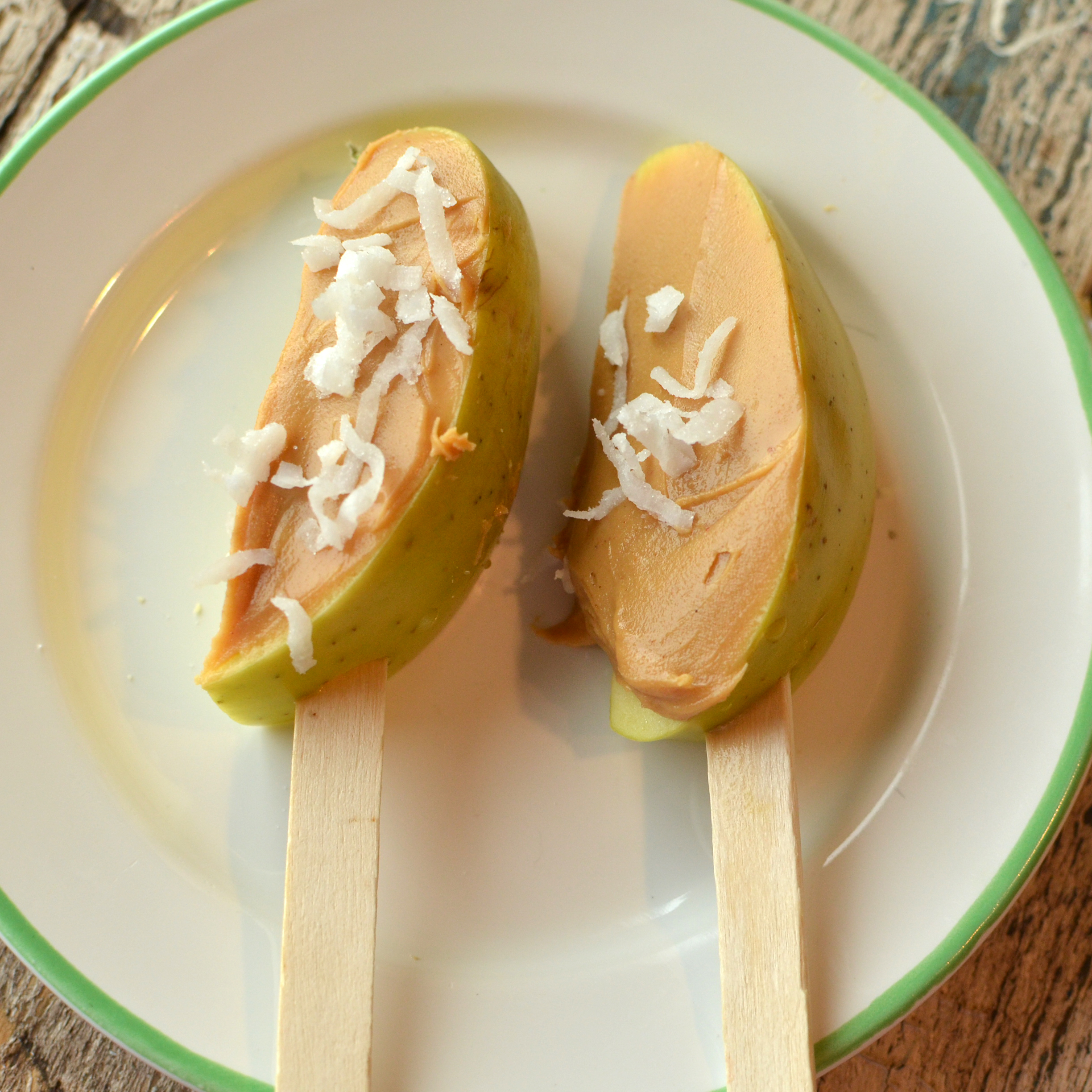 Apple Pops Summer Pool Snacks: 11 Healthy Choices. This is our go-to list any time we are headed out for a day in the sun!!