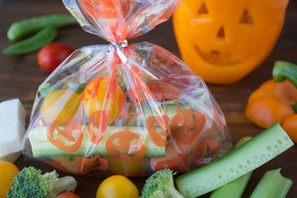 Spooky Bell Pepper Jack-o-Lanterns for healthy Halloween veggies and dip! Use our special method to serve the veggies that make kids WANT to eat these! www.superhealthykids.com