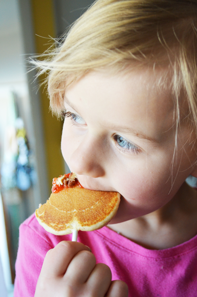Never Get Tired of Pancakes Again with Pancake Lollipops Pancake Lollipops. You’ll love how easy it is to turn a boring pancake into a treat with nothing more than this!