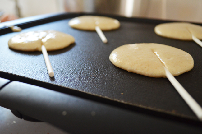 Never Get Tired of Pancakes Again with Pancake Lollipops Pancake Lollipops. You’ll love how easy it is to turn a boring pancake into a treat with nothing more than this!