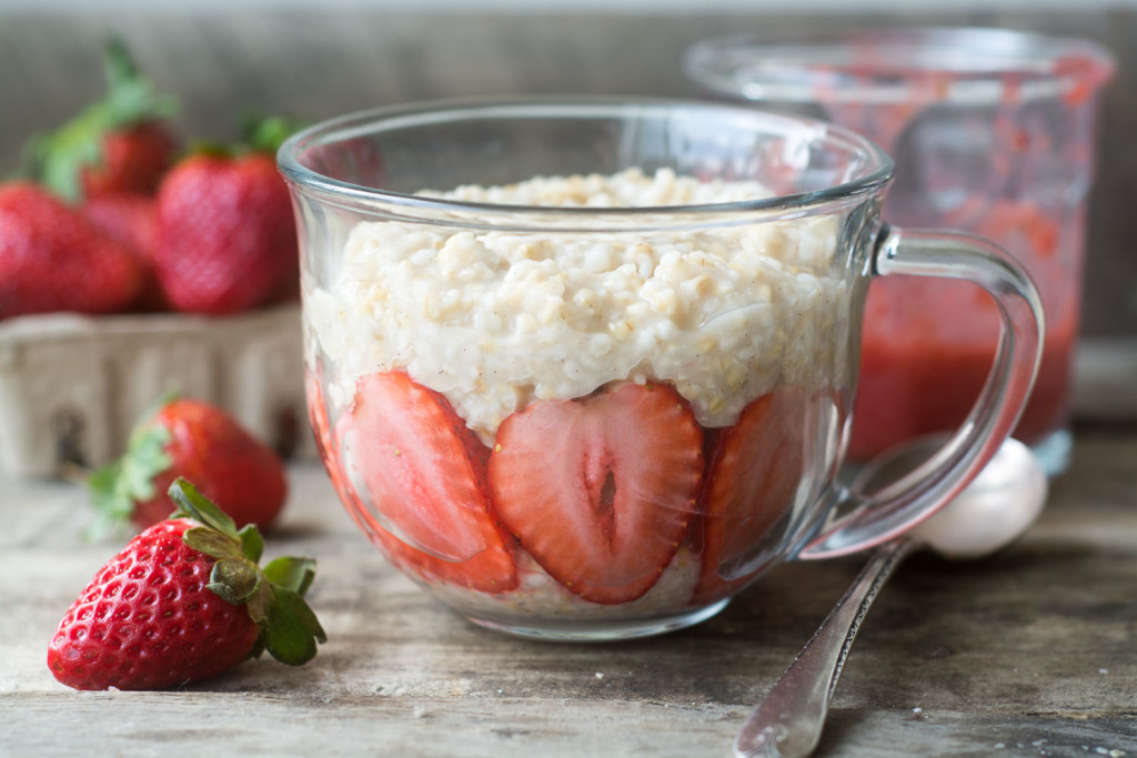 Overnight Strawberry Steel Cut Oats Overnight oats with the amazing sweetness of strawberry. www.superhealthykids.com