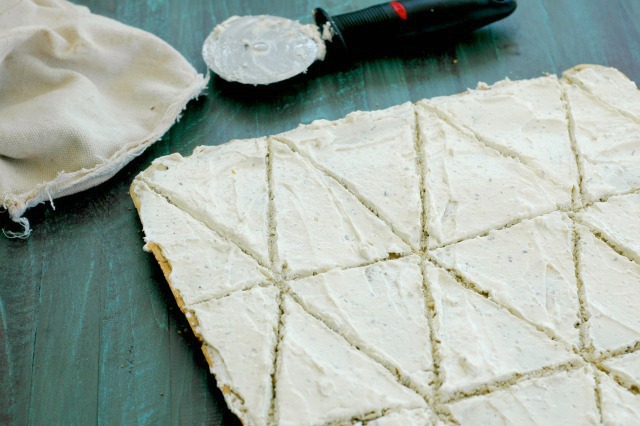 Veggie Flatbread Pizza Recipe - AMAZING flavor and super fun to let your kids top! www.superhealthykids.com