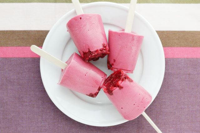 These raspberry cheesecake freezer pops are the perfect healthy treat to have in your freezer this summer! www.superhealthykids.com