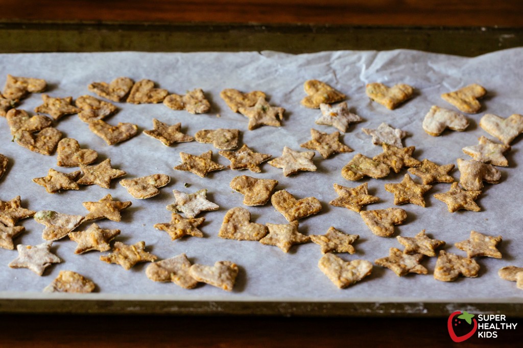 Homemade Cheesy Crackers Recipe: Alternative to Goldfish Crackers! Homemade Cheesy Crackers. Savory, cheesy, and the best part is they are healthy. Great alternative to goldfish crackers and MUCH better for your little ones. www.superhealthykids.com