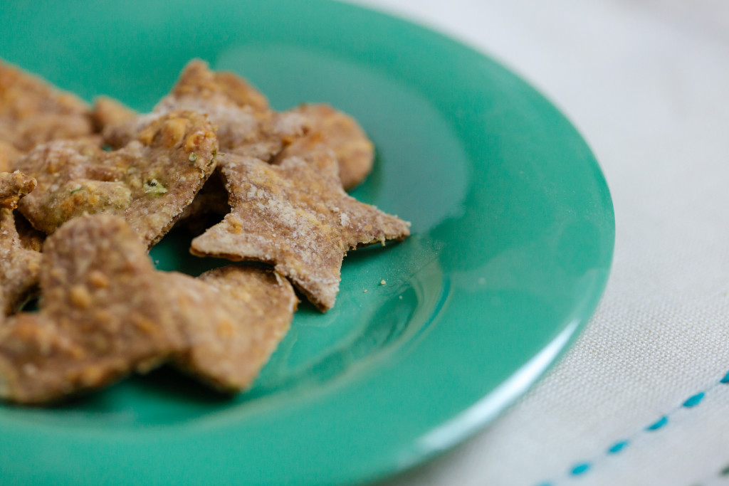 Homemade Cheesy Crackers Recipe: Alternative to Goldfish Crackers! Homemade Cheesy Crackers. Savory, cheesy, and the best part is they are healthy. Great alternative to goldfish crackers and MUCH better for your little ones. www.superhealthykids.com