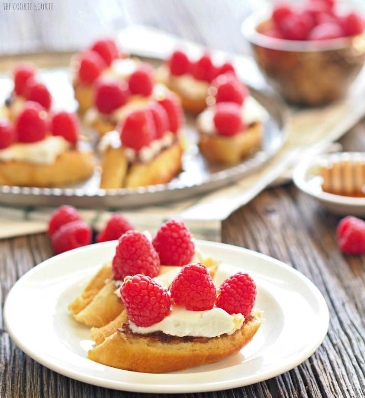 14 Fruit Party Plates 14 Fruit Party Plates. Fruit is our favorite thing to bring to potlucks and parties! Check out our 14 fruit platter ideas here.