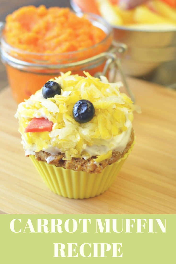 Abbiamo raddoppiato le carote! Non solo abbiamo le carote nel muffin, ma anche sopra! Questi simpatici pulcini li fanno sembrare proprio come i cupcakes! Ricetta Muffin alle carote