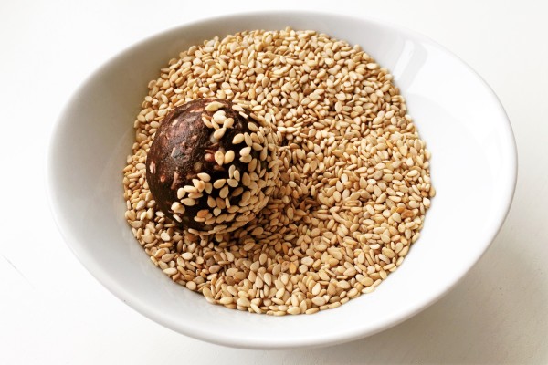 Healthy Date Truffles - No Cook Healthy Date Truffles. A great alternative to many sugary commercial products.