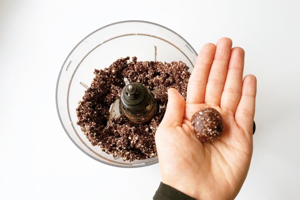 Healthy Date Truffles - No Cook Healthy Date Truffles. A great alternative to many sugary commercial products.