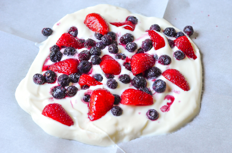 Strawberry Blueberry Frozen Yogurt Bark Strawberry Blueberry Frozen Yogurt Bark - A healthy and refreshing frozen treat for summer. Super easy to make, and a great thing to have in your freezer for an afternoon snack. www.superhealthykids.com