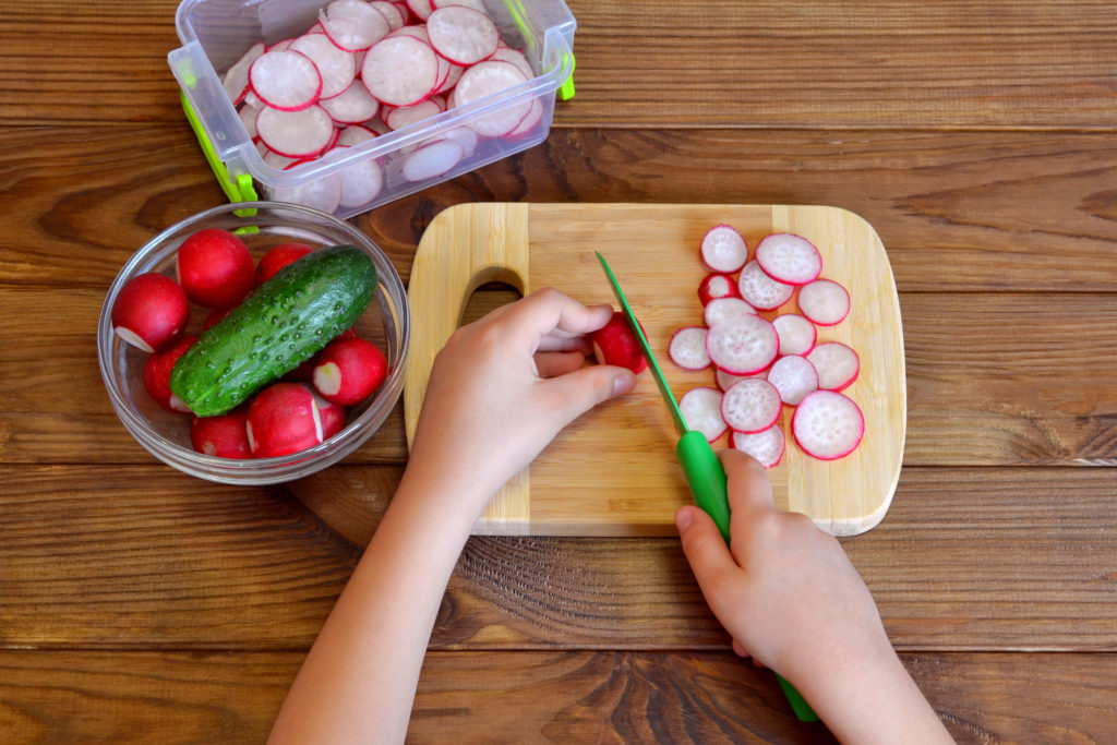When should your child start using a knife in the kitchen? When should your child start using a knife in the kitchen?